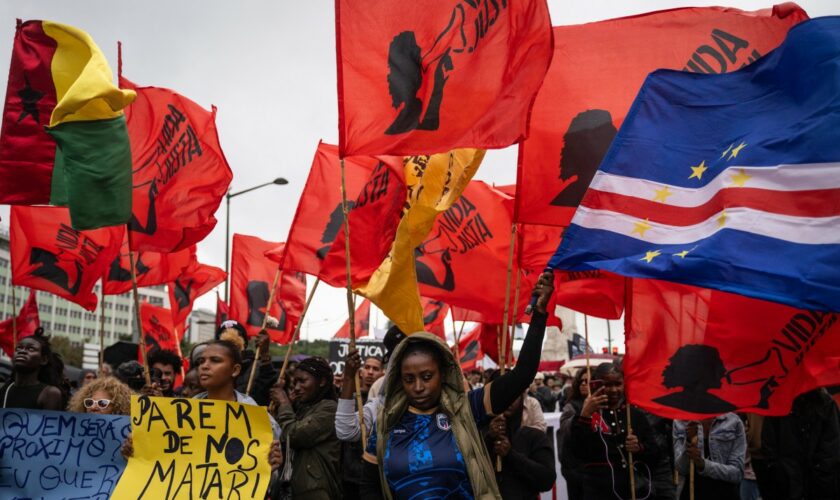 "Arrêtez de nous tuer": Une immense manifestation contre les violences policières à Lisbonne