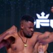 Au premier round: Francis Ngannou, de retour au MMA, a fracassé Renan Ferreira