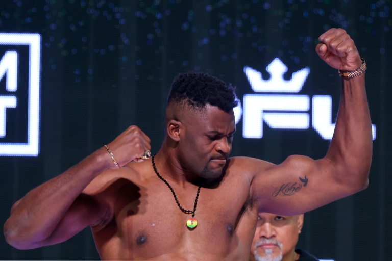 Au premier round: Francis Ngannou, de retour au MMA, a fracassé Renan Ferreira