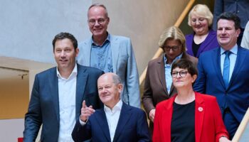 Die SPD-Spitze steht im Willy-Brandt-Haus vor der Klausurtagung zum Strategiepapier