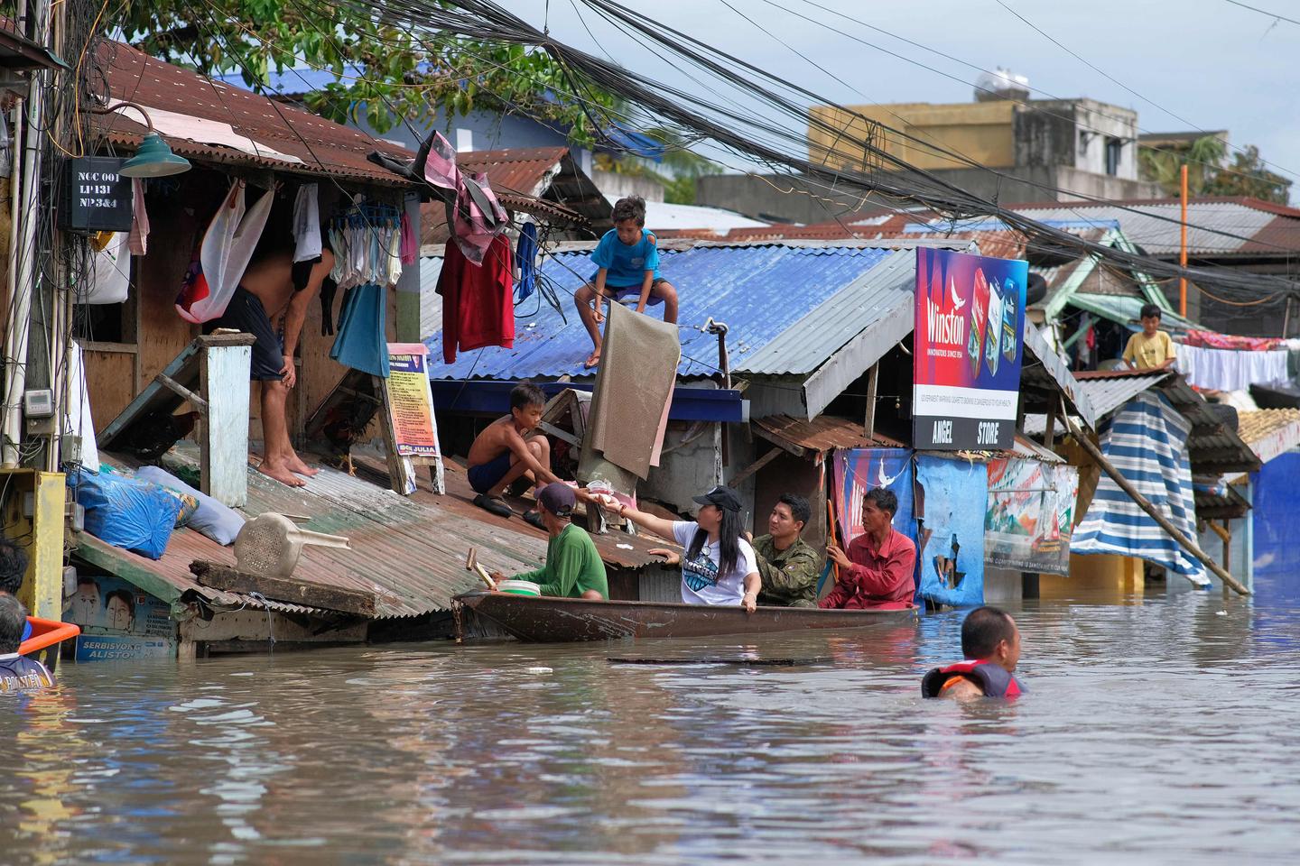 Aux Philippines, la tempête tropicale Trami a fait au moins soixante morts