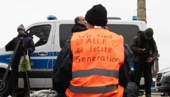 Letzte Generation: Ein Demonstrant mit orangener Warnweste