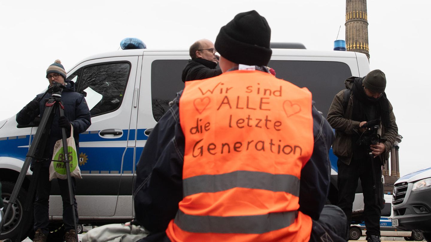 Letzte Generation: Ein Demonstrant mit orangener Warnweste