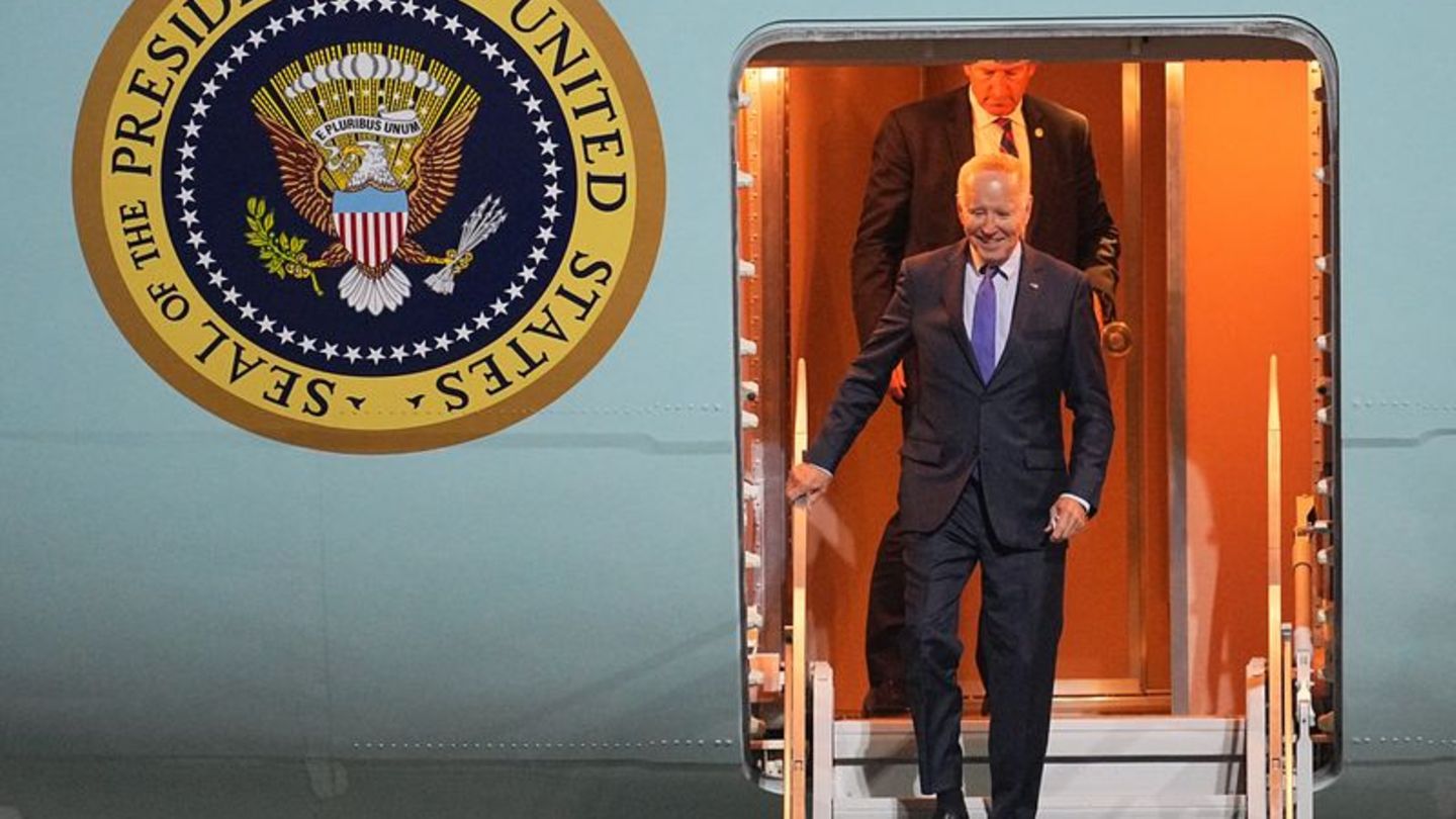 US-Präsident Joe Biden steigt am Flughafen in Berlin aus der Airforce One. Foto: Michael Kappeler/dpa