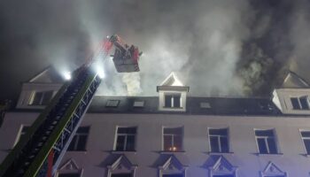 Beim Brand eines Mehrfamilienhauses in Plauen bleiben alle Bewohner und Anwohner unverletzt. (Symbolbild) Foto: -/Stadt Plauen/d