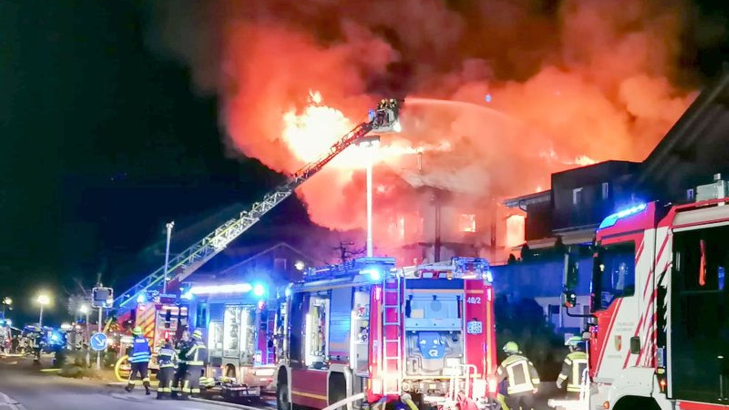 Um das Feuer im Mitarbeiterhaus zu löschen, rücken zahlreiche Einsatzkräfte aus. (Symbolbild) Foto: Benjamin Liss/EinsatzReport2