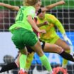 Schuss ins Glück: Vivien Endemann trifft sehenswert zum 1:0 für Wolfsburg. Foto: Swen Pförtner/dpa