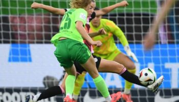 Schuss ins Glück: Vivien Endemann trifft sehenswert zum 1:0 für Wolfsburg. Foto: Swen Pförtner/dpa