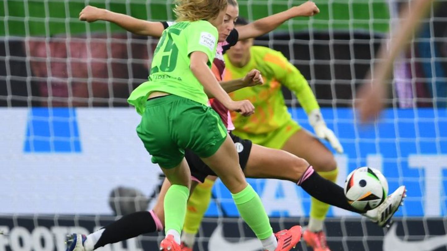 Schuss ins Glück: Vivien Endemann trifft sehenswert zum 1:0 für Wolfsburg. Foto: Swen Pförtner/dpa