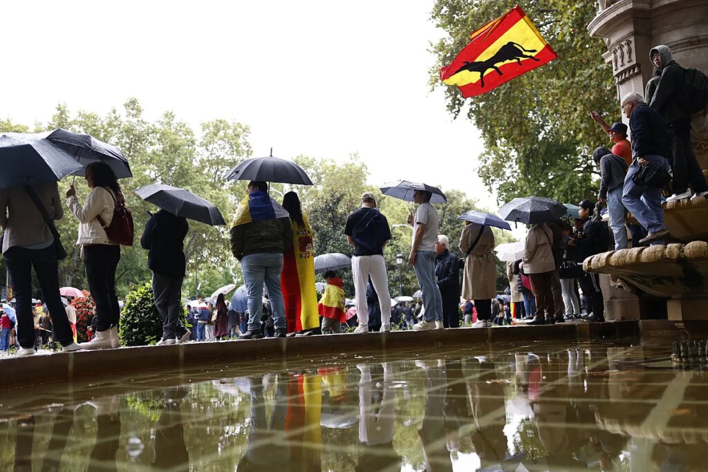 Cañonazos, truenos y paraguas en un día de exaltación nacional: "Venimos a darle calor a todos los miembros del Ejército"