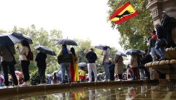 Cañonazos, truenos y paraguas en un día de exaltación nacional: "Venimos a darle calor a todos los miembros del Ejército"