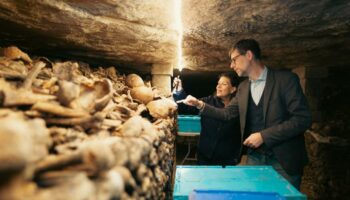 Ces restaurateurs et chercheurs au chevet des morts des catacombes de Paris