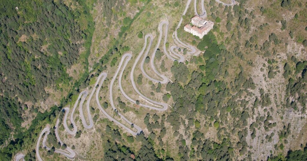 «C’est vital» : dans les Alpes-Maritimes, la route des 46 lacets, alternative au tunnel de Tende, elle aussi inaccessible