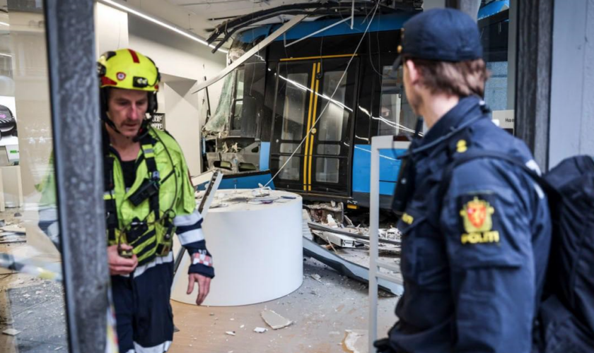 "Choc puissant": Un tram fou fonce dans un magasin à Oslo