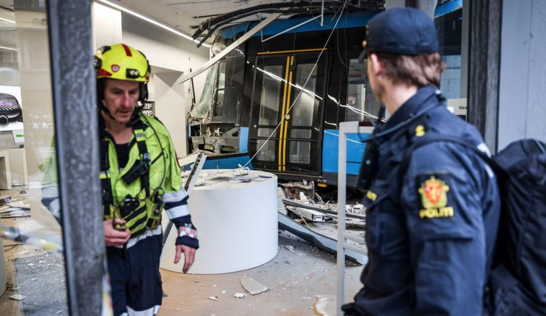 "Choc puissant": Un tram fou fonce dans un magasin à Oslo