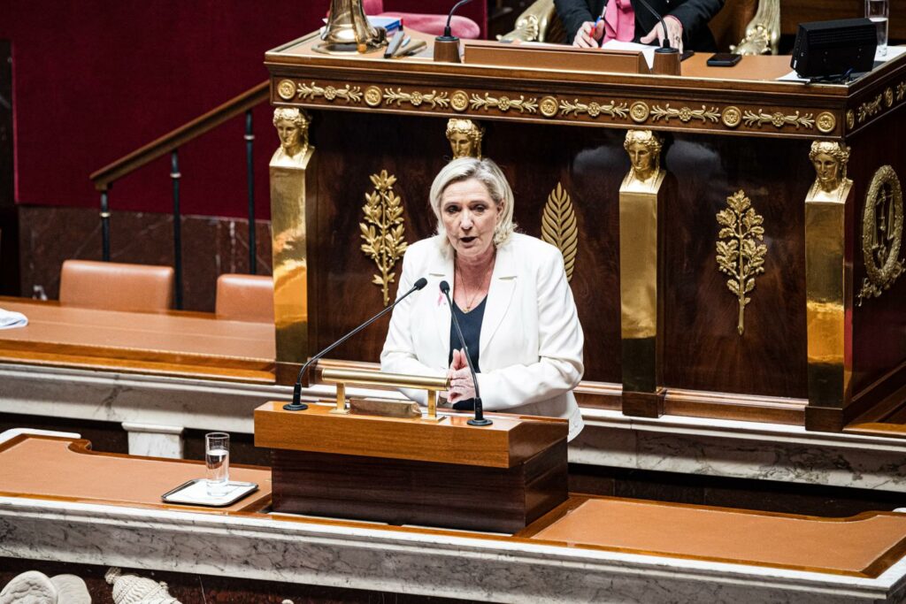 Contre l’avis de ses députés, Marine Le Pen octroie un sursis au gouvernement