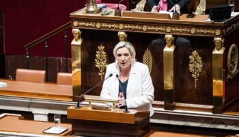 Contre l’avis de ses députés, Marine Le Pen octroie un sursis au gouvernement