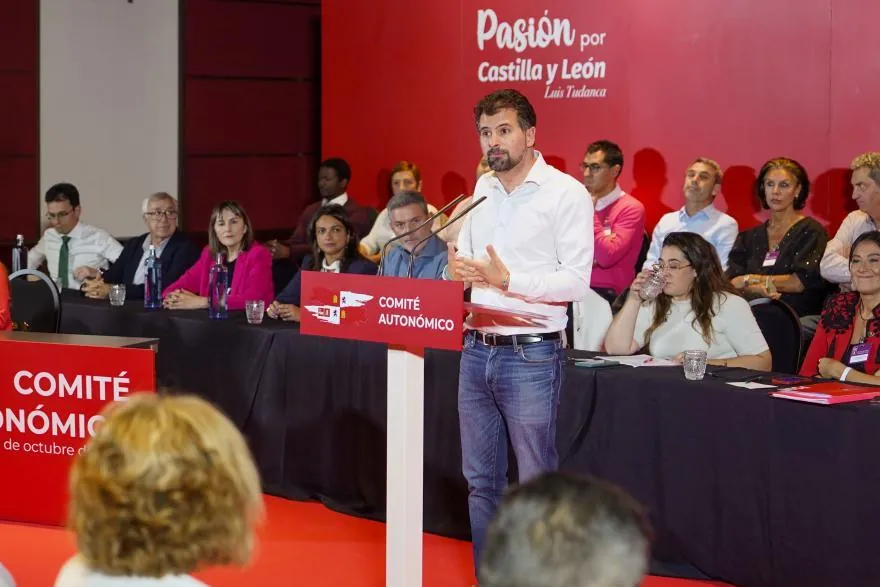 Crece la refriega en el PSOE de Castilla y León contra Tudanca: "Después de hacerse la víctima se le han acabado las prisas"