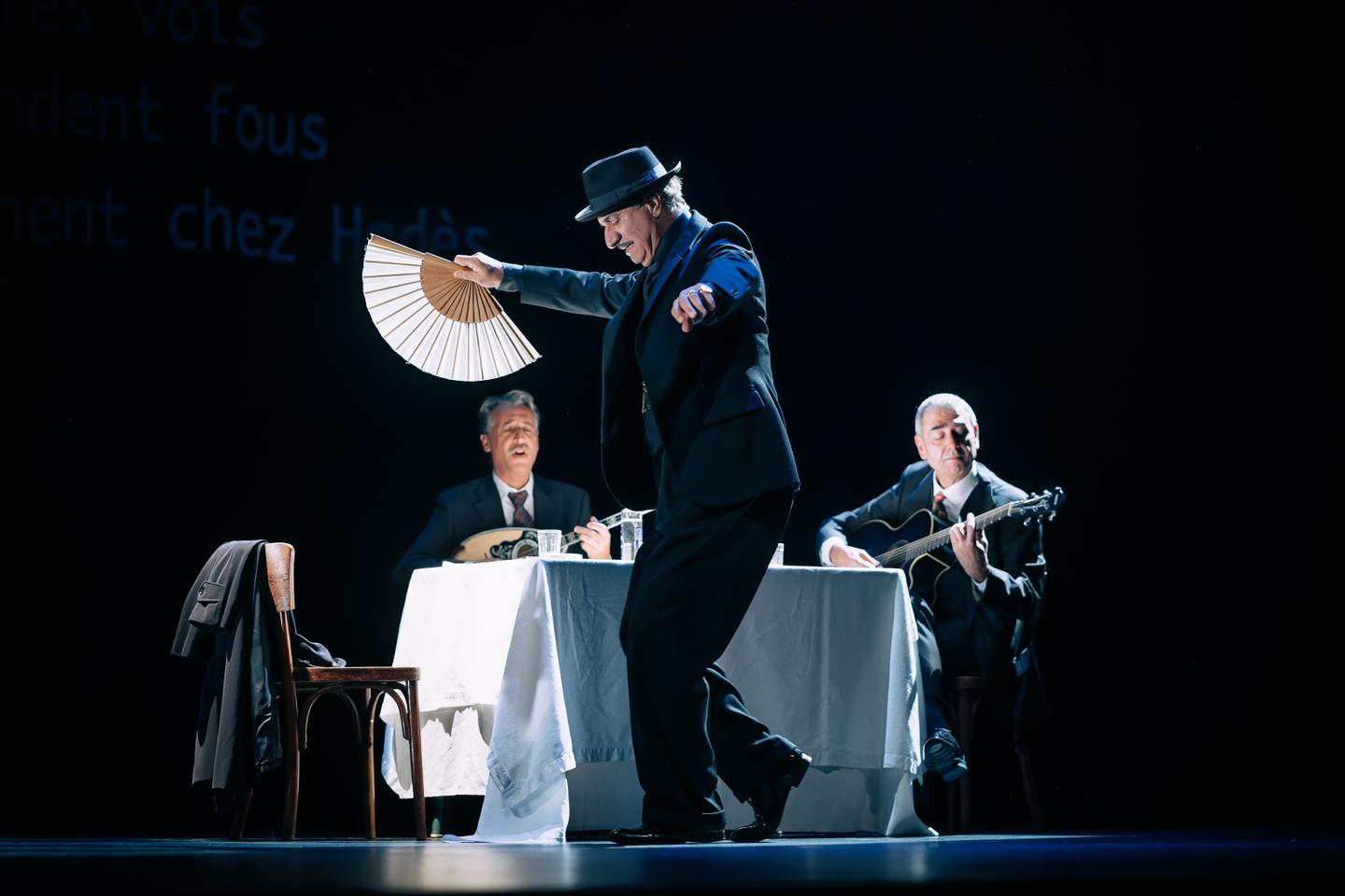 Dans « Ménélas rebétiko rapsodie », au Théâtre de l’Epée de bois, à Paris, un homme pleure la femme qui l’a quitté