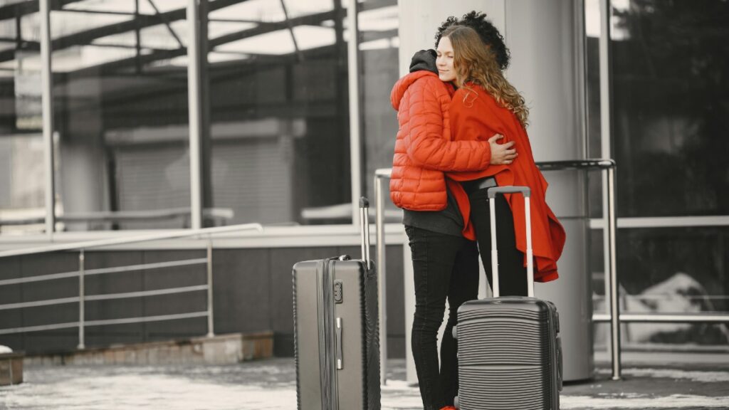 Dans cet aéroport, le temps des adieux à ses proches est compté