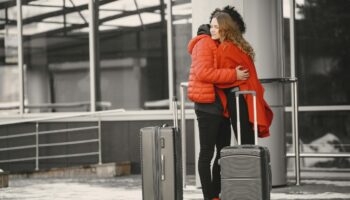 Dans cet aéroport, le temps des adieux à ses proches est compté