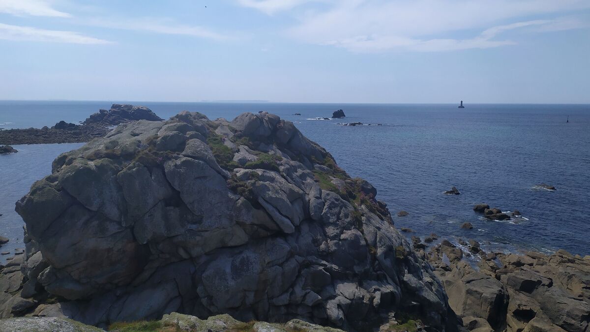 Dans le Finistère, les menhirs l’emportent face aux éoliennes