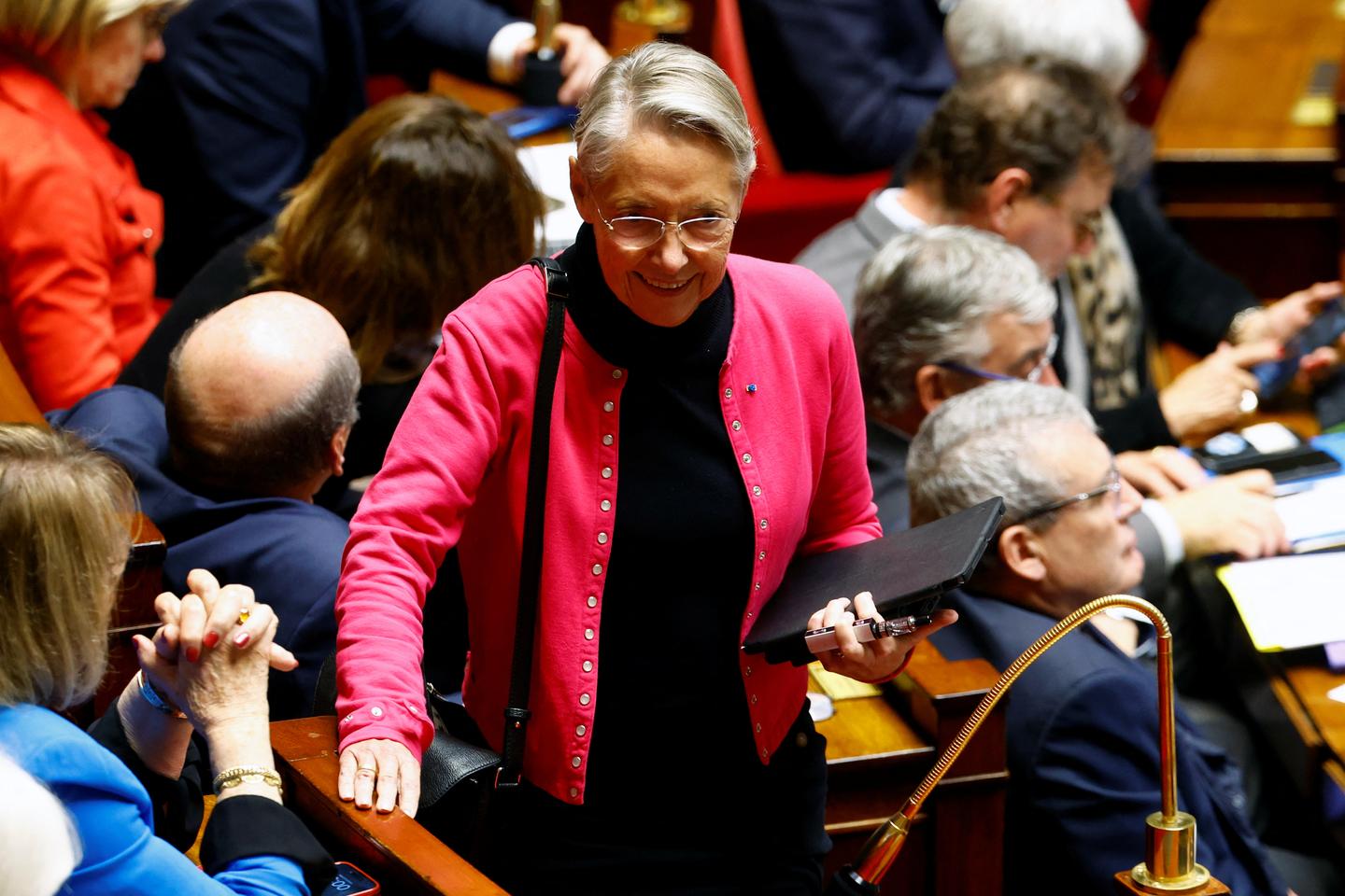 Dans un livre, Elisabeth Borne raconte son expérience du pouvoir et confie ses regrets