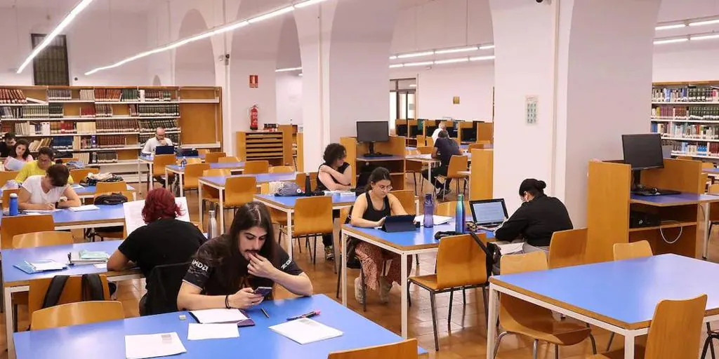 De bibliotecarios a administrativos: el Ayuntamiento de Sevilla convoca 73 plazas de empleo público