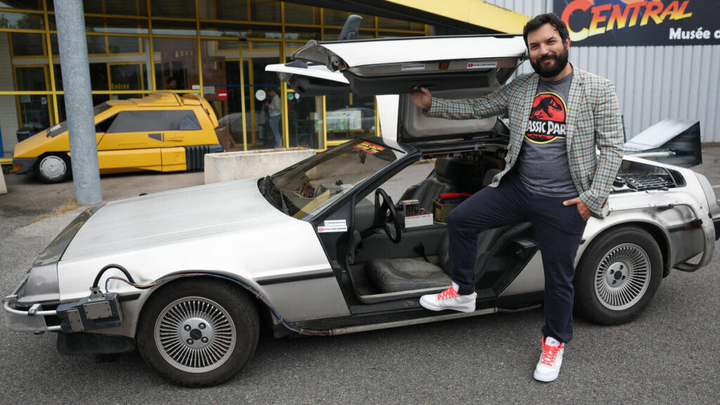 DeLorean, Batmobile, Peugeot 406 de « Taxi »... les voitures de films s’exposent au Salon de l’auto à Paris