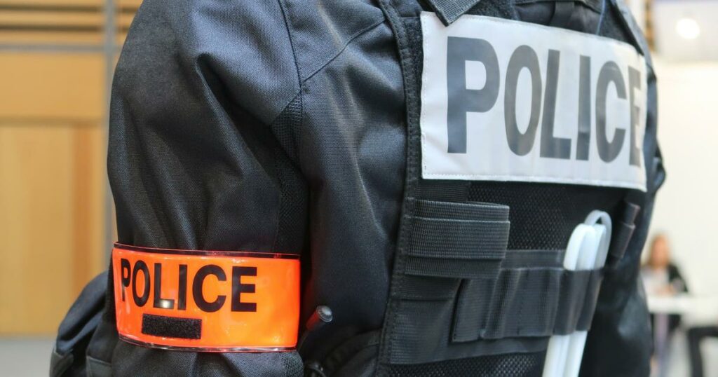 Deux policiers jugés à Paris pour avoir frappé un homme en garde à vue : prison avec sursis requis par le parquet