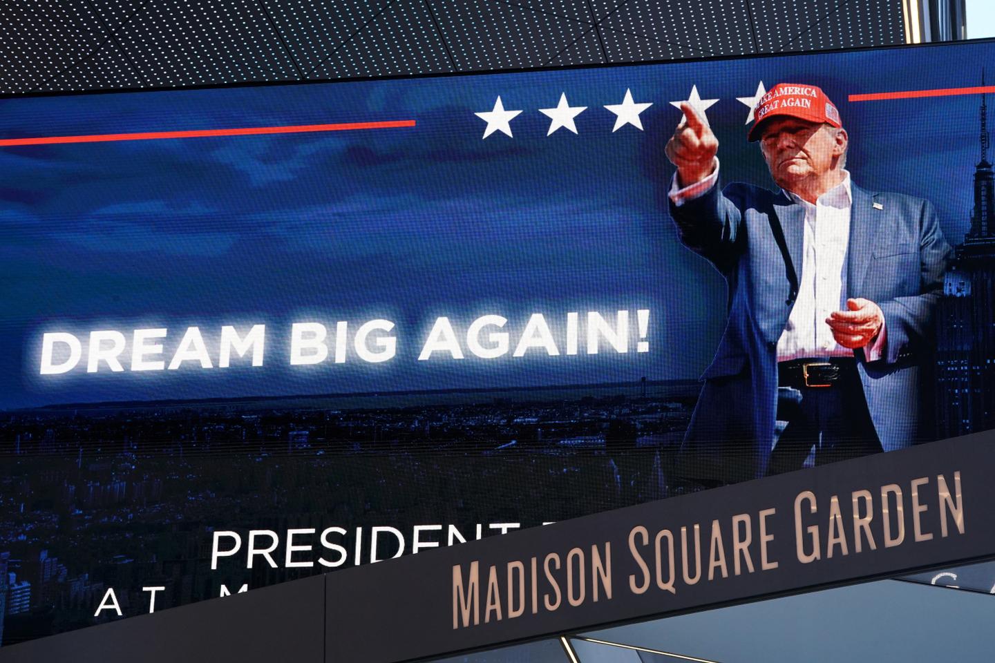 Donald Trump joue à domicile au Madison Square Garden, Kamala Harris en campagne à Philadelphie