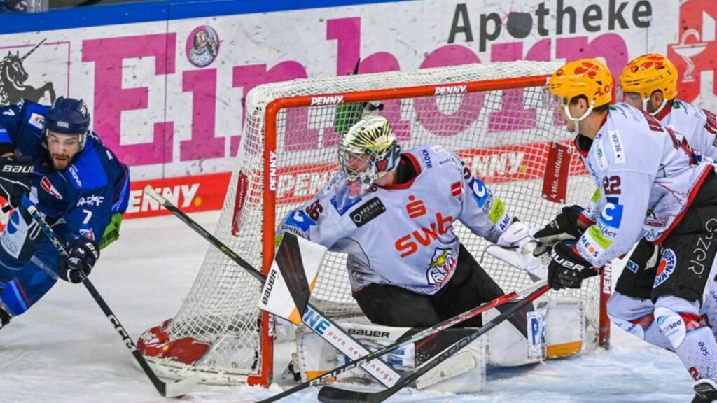 Torhüter Maximilian Franzreb (M) und Co. gelingt in der Königsklasse der Einzug in die nächste Runde. Foto: Armin Weigel/dpa