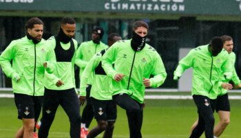 El Betis se ejercita bajo la lluvia en la previa del partido ante el Gévora