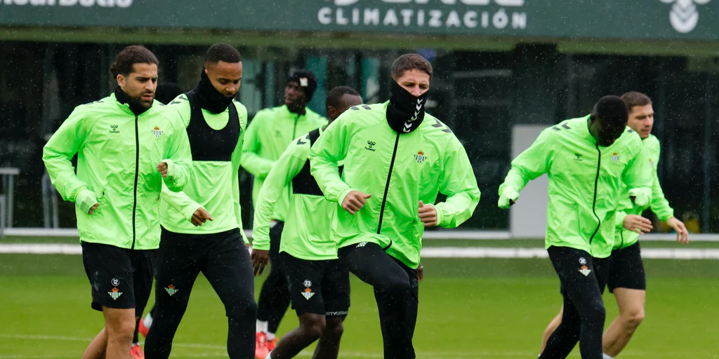 El Betis se ejercita bajo la lluvia en la previa del partido ante el Gévora