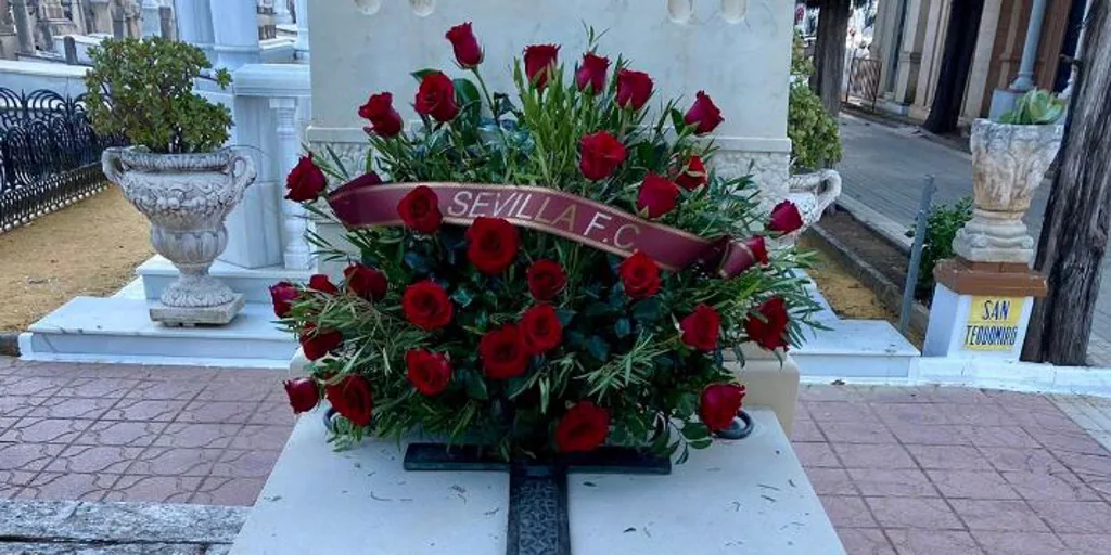 El Sevilla realiza la ofrenda floral a Ramón Sánchez-Pizjuán