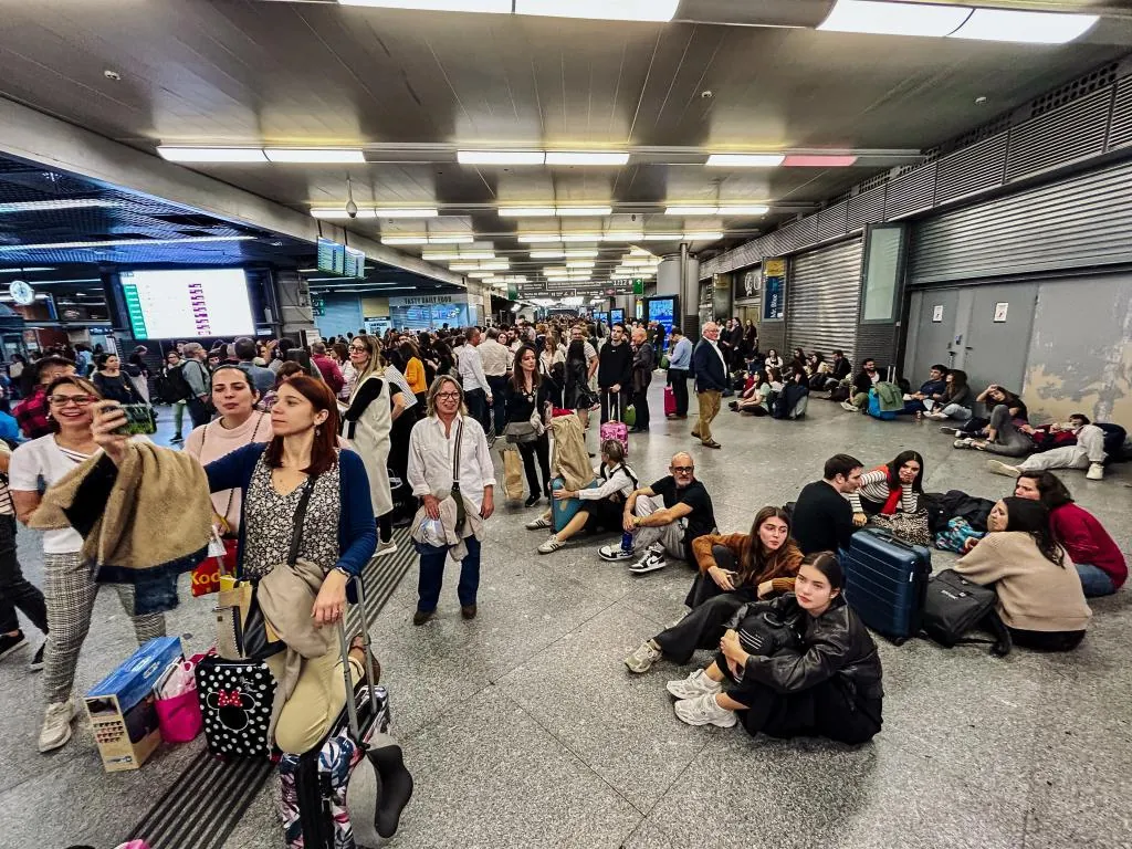 El descarrilamiento de un tren desconecta Chamartín de la alta velocidad al Este y aboca a "al menos dos o tres días difíciles" en Atocha