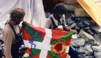 El homenaje del Athletic a los alpinistas que llevaron la ikurriña con el emblema de ETA hasta lo alto del Everest