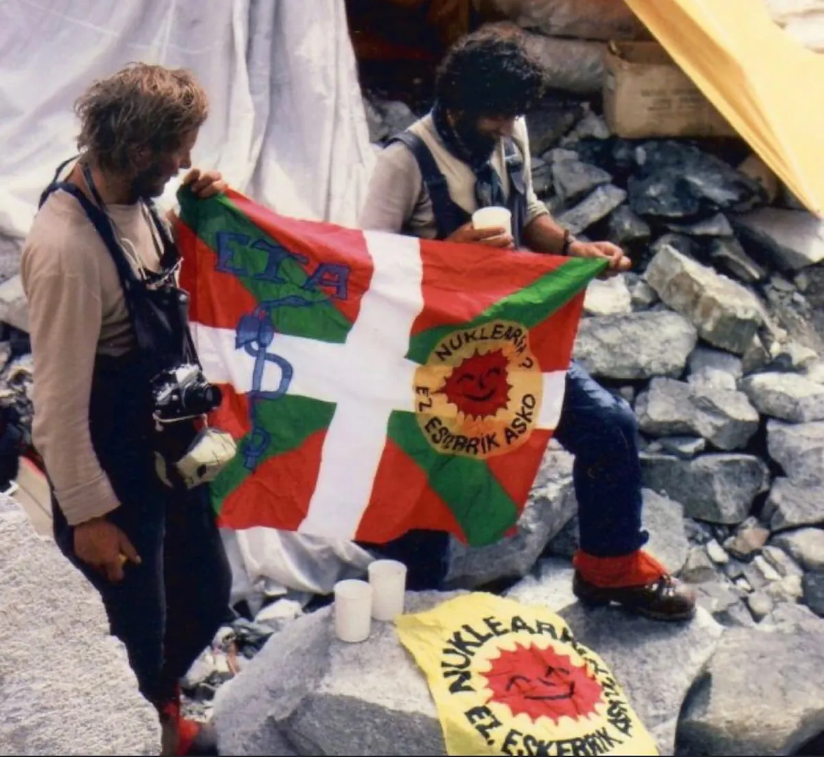 El homenaje del Athletic a los alpinistas que llevaron la ikurriña con el emblema de ETA hasta lo alto del Everest