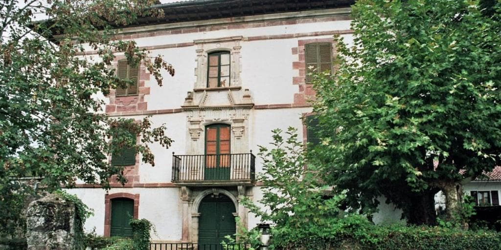 El palacio de Navarra que vende una familia de San Sebastián: tiene 15 habitaciones y cuesta 650.000 euros