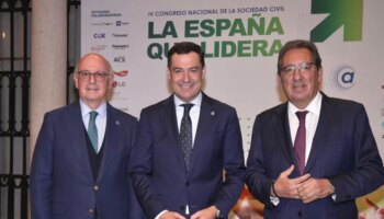 El presidente de la Junta de Andalucía destaca el papel de la sociedad civil como «contrapeso de los políticos»