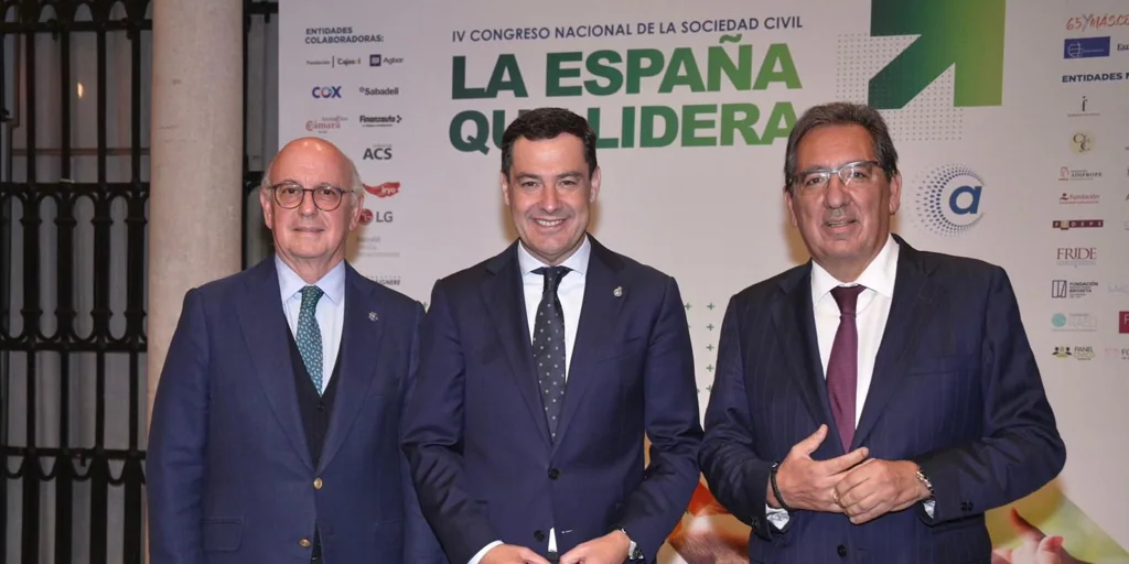 El presidente de la Junta de Andalucía destaca el papel de la sociedad civil como «contrapeso de los políticos»