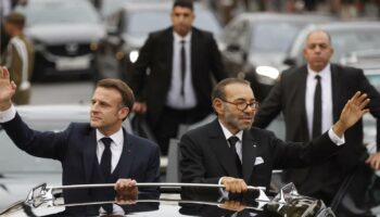 Emmanuel Macron au Maroc : pourquoi autant de personnalités accompagnent le président lors de sa visite d’État ?