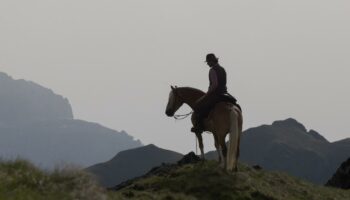 En Italie, randonnée grandiose dans les Dolomites, avec des cavaliers montagnards hors pair