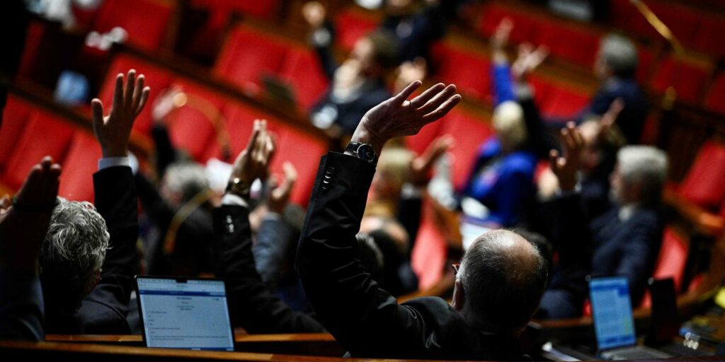 En direct, budget 2025 : le malus pour les voitures essence et diesel lourdement rejeté, grâce notamment aux voix d’élus de droite et d’extrême droite