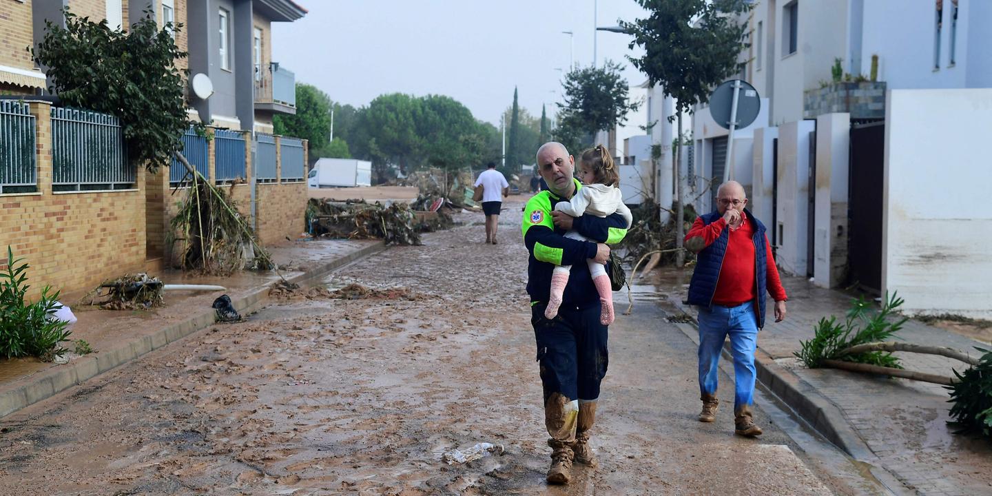 En direct, inondations en Espagne : à Paiporta, près de Valence, « des dizaines de gens ont sauvé des vies »