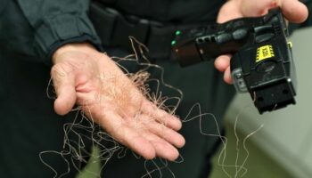 En pleine rue: Une attaque au taser provoque une bagarre, la police intervient