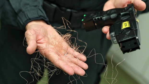 En pleine rue: Une attaque au taser provoque une bagarre, la police intervient