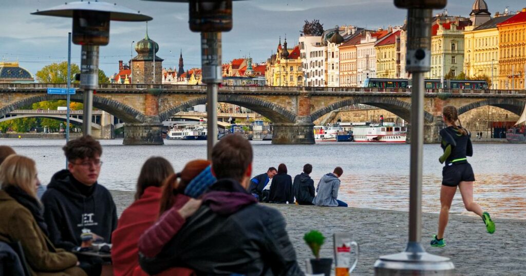 En quête de touristes «cultivés», Prague interdit les virées nocturnes dans ses bars