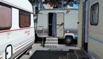 Excréments en plein air, pagaille dans les rayons... 200 caravanes squattent le parking d’un centre commercial en Gironde