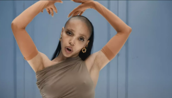 FKA Twigs fait monter la température avec son second single, ”Perfect Stranger”